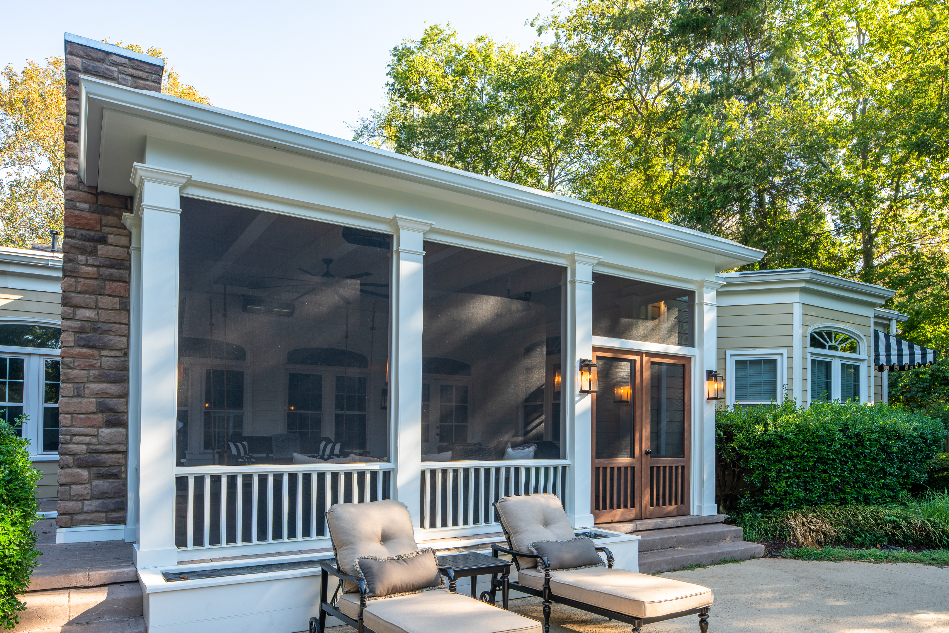 Nashville Porch Offers Splashes Of Seasonal Color Indoors Out
